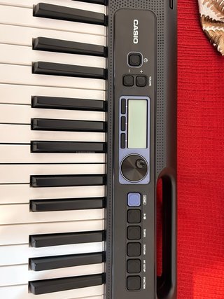 Casio CT-S300 con pedestal y partitura
