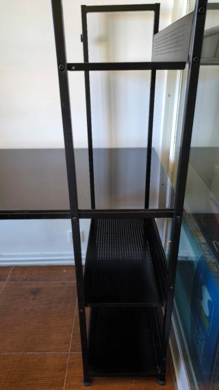 Escritorio con estantes y cristal negro