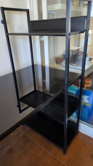 Escritorio con estantes y cristal negro