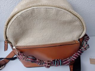 Mochila Parfois Beige y Marrón textura tipo rafia
