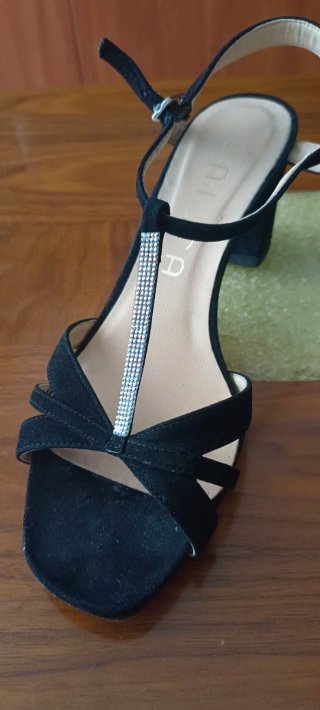Sandalias terciopelo negras con pedrería