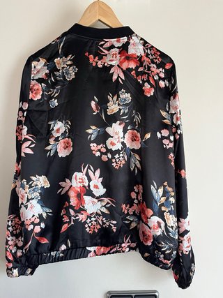 Bomber flores negra multicolor