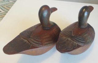 Coppia di statuette di anatre in legno vintage