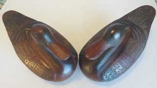 Coppia di statuette di anatre in legno vintage