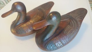 Coppia di statuette di anatre in legno vintage