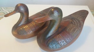 Coppia di statuette di anatre in legno vintage