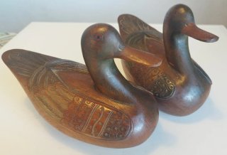 Coppia di statuette di anatre in legno vintage