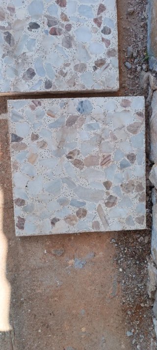 Baldosa de terrazo con incrustaciones