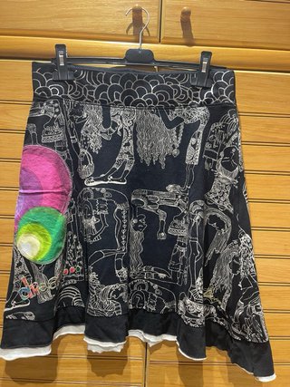 Falda corta desigual estampada