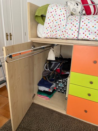 Cama alta infantil con cajones y escalera