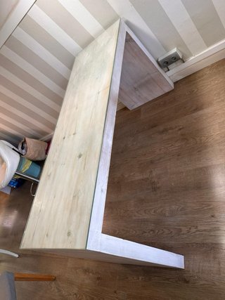 Mesa de madera y cristal
