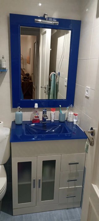 Mueble de baño con lavabo y espejo