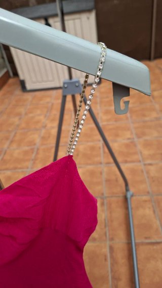 Vestido fucsia con tirantes brillantes