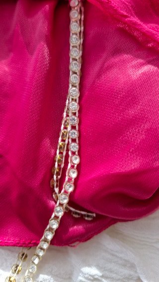 Vestido fucsia con tirantes brillantes