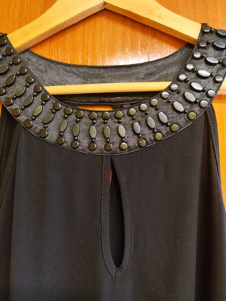 Vestido negro con escote joya