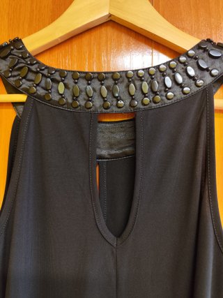 Vestido negro con escote joya