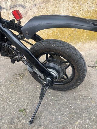 Bicicleta eléctrica plegable negra