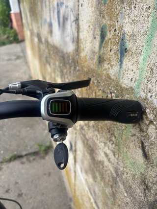 Bicicleta eléctrica plegable negra
