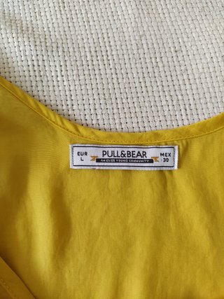 Camiseta tirantes amarilla Pull & Bear Talla L