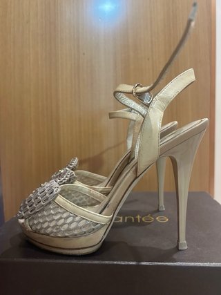 Sandalias de tacón beige y dorado
