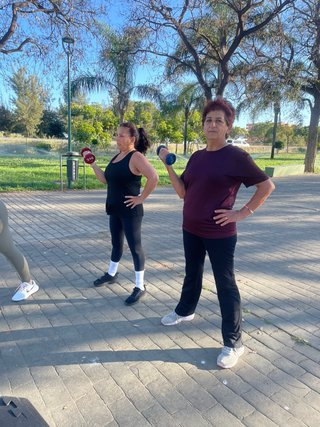 Entrenamiento de fuerza y cardio al aire libre