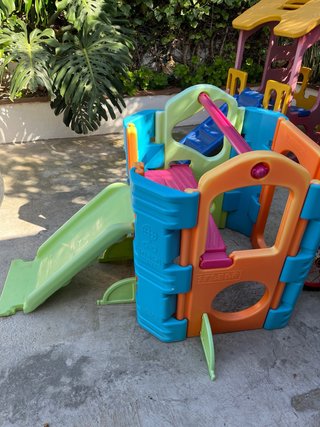 Casa infantil con tobogán