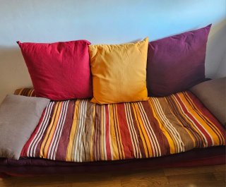 ! Urge vender! Sofa chillout colorido con cojines