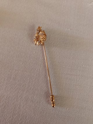 Broche dorado con pedrería