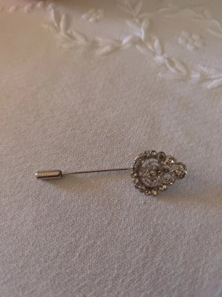 Broche plateado con pedrería