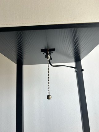 Lámpara de pie con estantes, con carga USB y cajón