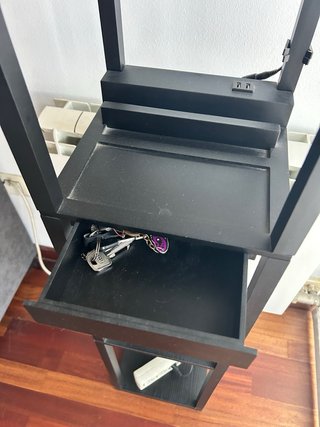 Lámpara de pie con estantes, con carga USB y cajón