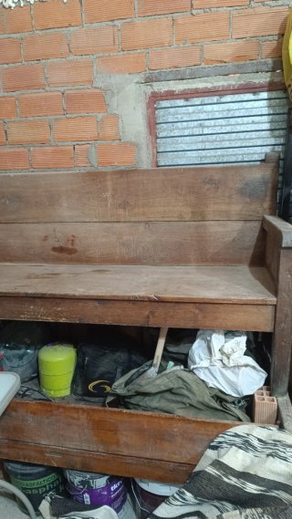 Banco de madera con respaldo