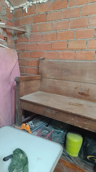 Banco de madera con respaldo
