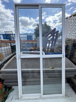 Ventana corredera blanca