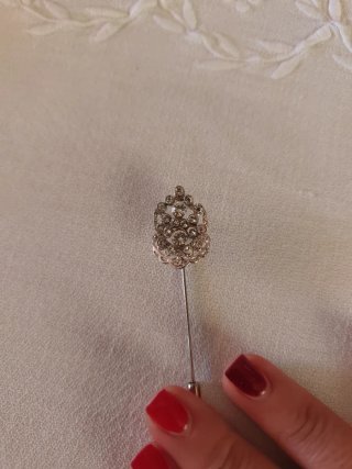 Broche plateado con pedrería
