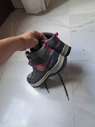 Botas de montaña Quechua grises y rosas