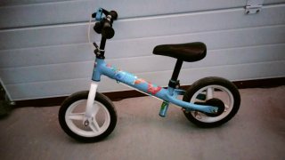 Bici infantil azul con dibujos.