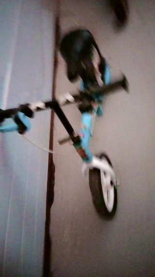 Bici infantil azul con dibujos.