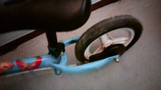 Bici infantil azul con dibujos.