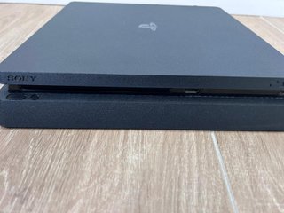 PS4 Slim + 5 juegos 500 GB.