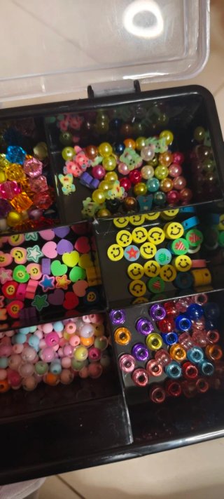 Set de pulseras y abalorios