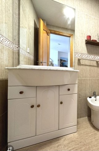 Conjunto mueble, lavabo, y grifo monomando.