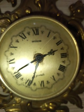 Reloj de pared antiguo dorado