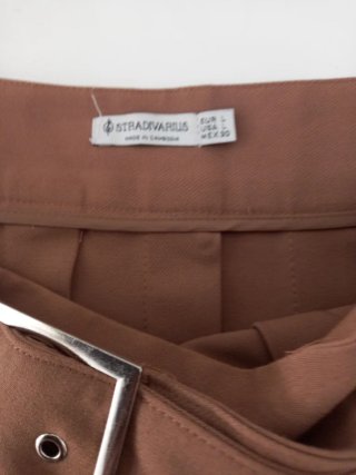 Falda beige con cinturón talla L