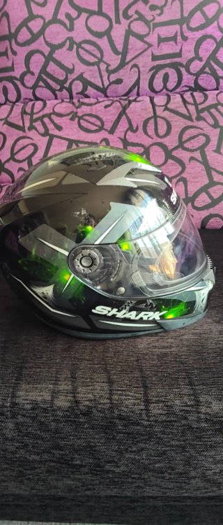 Casco Shark con visera rayada
