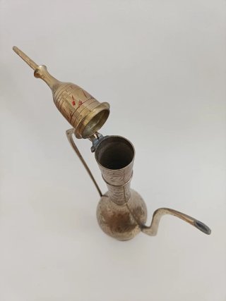 Cafetera Dallah y dos jarrones de latón Grabado