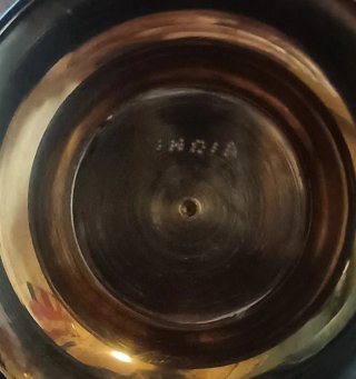 Cafetera Dallah y dos jarrones de latón Grabado
