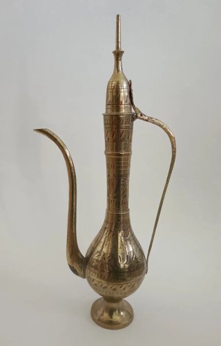 Cafetera Dallah y dos jarrones de latón Grabado