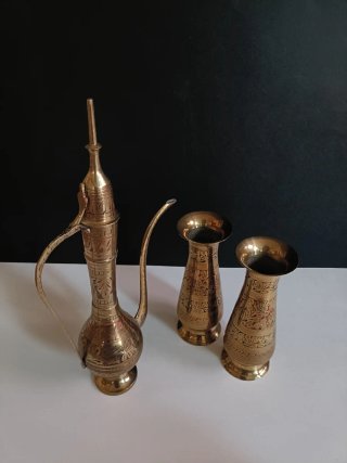 Cafetera Dallah y dos jarrones de latón Grabado