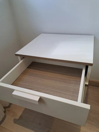 Mesita de noche blanca y madera